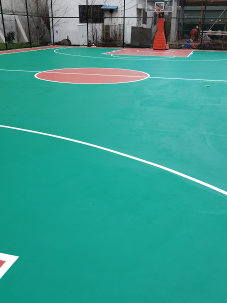 卡若 球场长期使用易出现地面开裂